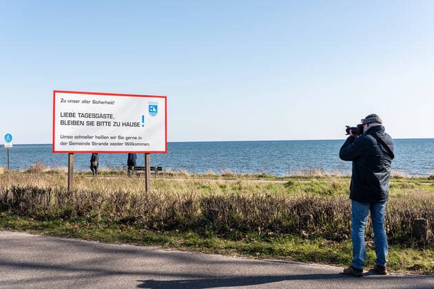 Kieler Bucht Strande In beautiful spring weather in March almost deserted promenades, the population largely adheres to the guidelines of the government Strande Schleswig Holstein Germany