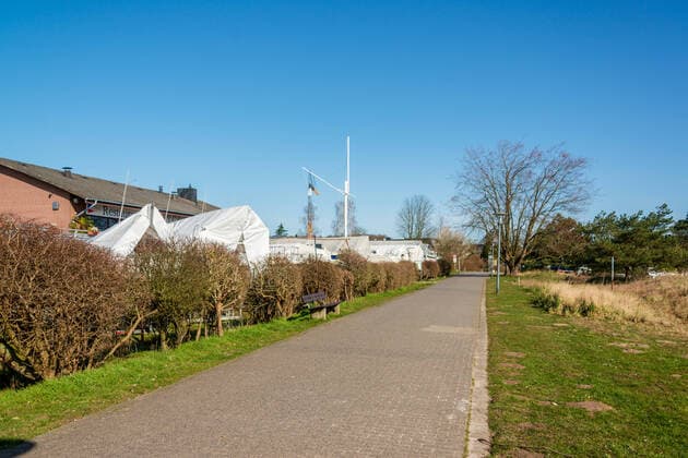 Kieler Bucht Strande In beautiful spring weather in March almost deserted promenades, the population largely adheres to the guidelines of the government Strande Schleswig Holstein Germany