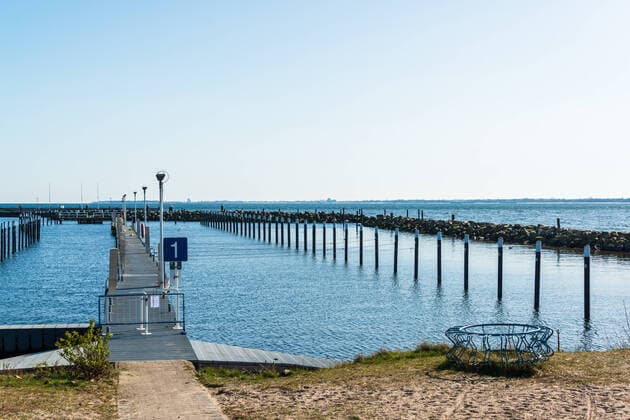 Kieler Bucht Strande In beautiful spring weather in March almost deserted promenades, the population largely adheres to the guidelines of the government Strande Schleswig Holstein Germany