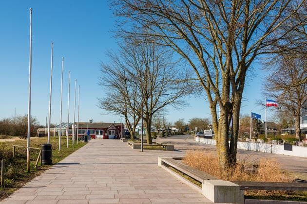 Kieler Bucht Strande In beautiful spring weather in March almost deserted promenades, the population largely adheres to the guidelines of the government Strande Schleswig Holstein Germany
