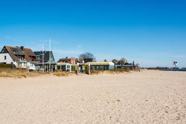 Kieler Bucht Strande In beautiful spring weather in March almost deserted promenades, the population largely adheres to the guidelines of the government Strande Schleswig Holstein Germany