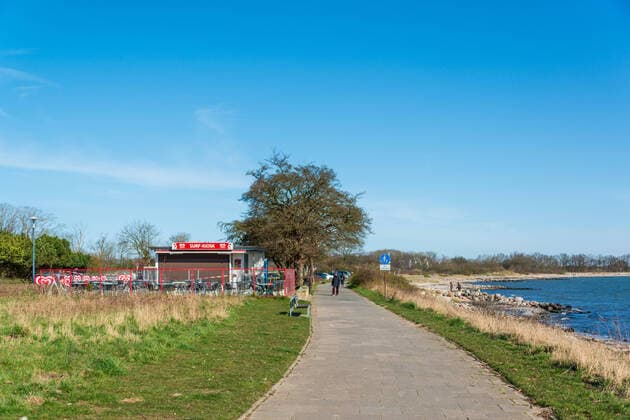 Kieler Bucht Strande In beautiful spring weather in March almost deserted promenades, the population largely adheres to the guidelines of the government Strande Schleswig Holstein Germany