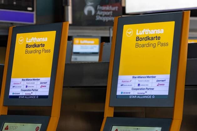 Frankfurt am Main, Terminal Airport Frankfurt am Main, 24 03 2020, Impressions Terminal Airport Frankfurt am Main , Lufthansa Boarding Pass Vending Machine Frankfurt am Main Terminal Airport Frankfurt am Main Hesse Germany