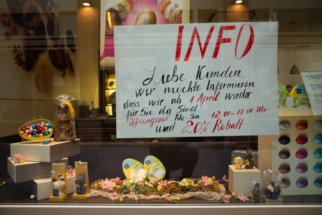 Coronavirus COVID 19 Hope for the end of the corona crisis On information boards of retailers we will be open again from 1 April or June On the weekly market one asks to keep the distance rules Stuttgart Mitte Baden Württemberg Germany Copyright: xLeif-HendrikxPiechowskix