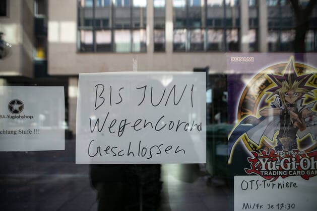 Coronavirus COVID 19 Hope for the end of the corona crisis On information boards of retailers we will be open again from 1 April or June On the weekly market one asks to keep the distance rules Stuttgart Mitte Baden Württemberg Germany Copyright: xLeif-HendrikxPiechowskix