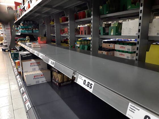 Shopping at a discounter in the Hanover area Empty shelves for soups, noodles and canned food Shopping