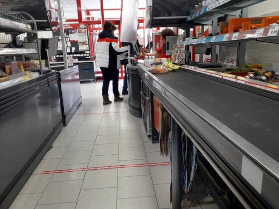 Shopping at a discounter in the Hanover area Keep your distance at the checkout