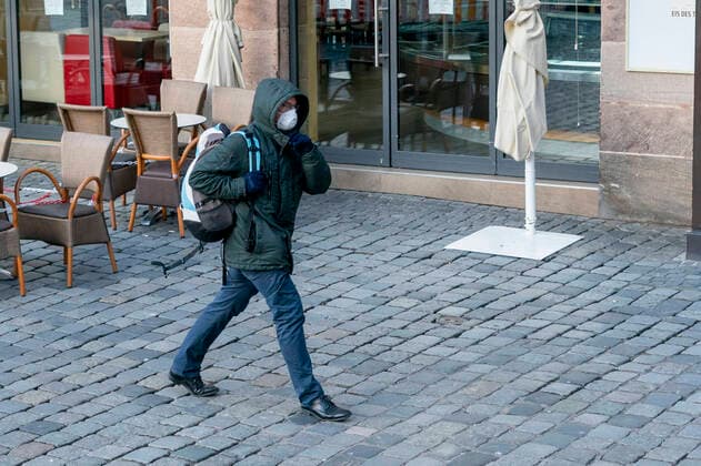 Corona Virus Pandemic, bfischu, HMB Media Schumacher, 23 03 20, Nuremberg, Germany Corona Virus Pandemic, bfischu, HMB Media Schumacher, 23 03 20, Nuremberg, Germany Man with respirator on the main market Copyright: HMBxMedia Schumacher