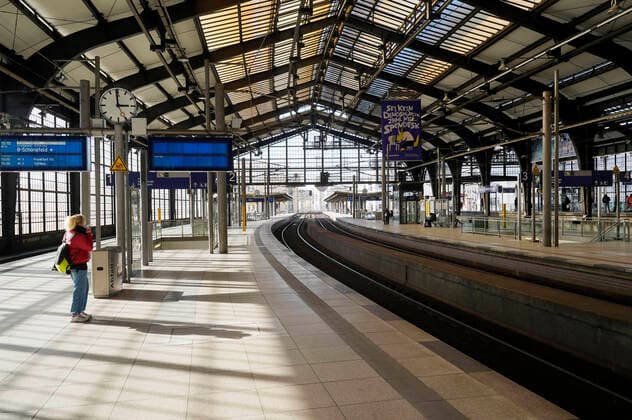 Bahnhof Friedrichstraße The Berliners are obviously adhering to the initial restrictions and measures of the Federal Government to combat the corona epidemic Berlin, 24 03 2020 Foto:xT.xBartillax xFuturexImage