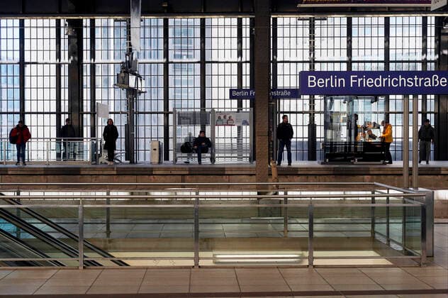 Bahnhof Friedrichstraße The Berliners are obviously adhering to the initial restrictions and measures of the Federal Government to combat the corona epidemic Berlin, 24 03 2020 Foto:xT.xBartillax xFuturexImage