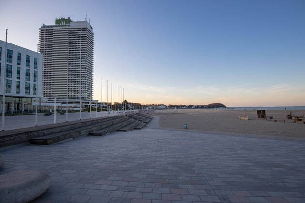 Empty promenade and an empty beach in Travemuende during the corona crisis No tourists are there, Travemuende during the corona crisis 2020, 23 03 20 Travemuende Schleswig Holstein Germany Copyright: xAgentur54Gradx xChristianxSchaffrathx