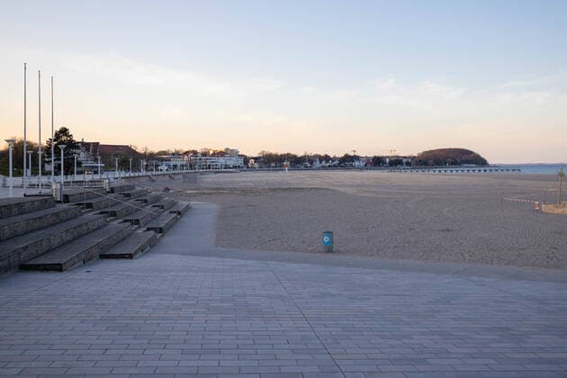 Empty promenade and an empty beach in Travemuende during the corona crisis No tourists are there, Travemuende during the corona crisis 2020, 23 03 20 Travemuende Schleswig Holstein Germany Copyright: xAgentur54Gradx xChristianxSchaffrathx