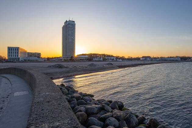 Empty promenade and an empty beach in Travemuende during the corona crisis No tourists are there, Travemuende during the corona crisis 2020, 23 03 20 Travemuende Schleswig Holstein Germany Copyright: xAgentur54Gradx xChristianxSchaffrathx