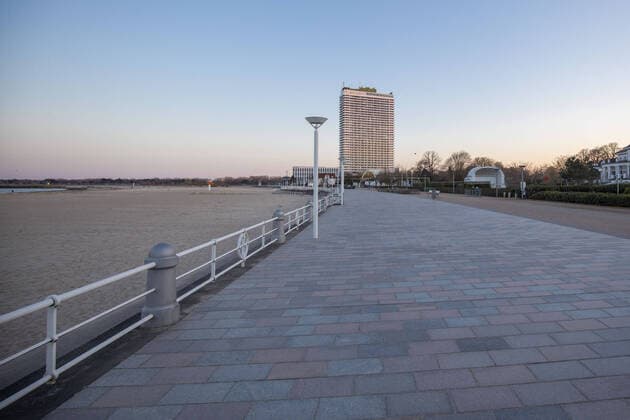 Empty promenade and an empty beach in Travemuende during the corona crisis No tourists are there, Travemuende during the corona crisis 2020, 23 03 20 Travemuende Schleswig Holstein Germany Copyright: xAgentur54Gradx xChristianxSchaffrathx