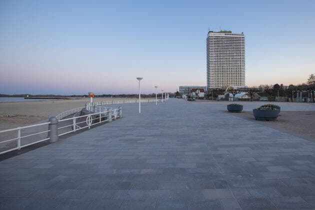 Empty promenade and an empty beach in Travemuende during the corona crisis No tourists are there, Travemuende during the corona crisis 2020, 23 03 20 Travemuende Schleswig Holstein Germany Copyright: xAgentur54Gradx xChristianxSchaffrathx