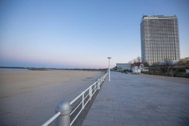 Empty promenade and an empty beach in Travemuende during the corona crisis No tourists are there, Travemuende during the corona crisis 2020, 23 03 20 Travemuende Schleswig Holstein Germany Copyright: xAgentur54Gradx xChristianxSchaffrathx