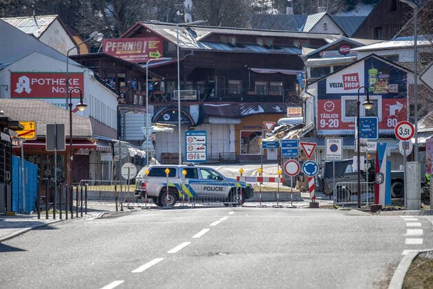 200324Grenze Grenzübertritte verschärfen sich Die Lage durch die Corona-Krise verschärft sich weiter. Ab Donnerstag dürfen Berufspendler die in Tschechien wohnen und in Deutschland täglich nach Deutschland auf Arbeit müssen, nicht mehr täglich nach Tschechien ein –und ausreisen. Berufstätige dürfen sich allerdings in Deutschland eine Unterkunft suchen und in Deutschland weiterhin arbeiten. Laut Martin Dulig dürfen aber die Arbeitgeber den tschechischen Arbeitnehmer innen eine Unterkunft in einem Hotel, etwa aus Pflege –und Gesundheitseinrichtungen als Übernachtung in Deutschland gewährleisten. Bei Rückkehr nach Tschechien müssen die Arbeitnehmer allerdings in eine zweiwöchige Quarantäne. Viele Betriebe und Unternehmen im Erzgebirge werden somit weiter geschwächt. Viele Unternehmen beziehen über Zeitarbeitsfirmen, Leiharbeiter aus dem