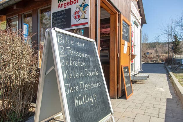 200324Grenze Grenzübertritte verschärfen sich Die Lage durch die Corona-Krise verschärft sich weiter. Ab Donnerstag dürfen Berufspendler die in Tschechien wohnen und in Deutschland täglich nach Deutschland auf Arbeit müssen, nicht mehr täglich nach Tschechien ein –und ausreisen. Berufstätige dürfen sich allerdings in Deutschland eine Unterkunft suchen und in Deutschland weiterhin arbeiten. Laut Martin Dulig dürfen aber die Arbeitgeber den tschechischen Arbeitnehmer innen eine Unterkunft in einem Hotel, etwa aus Pflege –und Gesundheitseinrichtungen als Übernachtung in Deutschland gewährleisten. Bei Rückkehr nach Tschechien müssen die Arbeitnehmer allerdings in eine zweiwöchige Quarantäne. Viele Betriebe und Unternehmen im Erzgebirge werden somit weiter geschwächt. Viele Unternehmen beziehen über Zeitarbeitsfirmen, Leiharbeiter aus dem