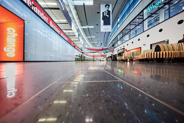 - Schwechat (NÖ) 23.03.2020 - Der größte Flughafen Österreichs steht aufgrund der Corona-Krise und der daraus resultierenden Einstellung von zahlreichen Flugverbindungen kurz vor der Schließung des regulären Betriebs. Die Ankündigungen von Austrian Airlines und Lauda ihre Flüge vorerst komplett zu pausieren führt zu einem massiven Rückgang an Flugbewegungen am Flughafen Wien-Schwechat. PHOTO: Das fast ganz leere Terminal 3 am Flughafen. Schwechat (Lower Austria) - Due to the Corona crisis and the resulting discontinuation of numerous flight connections, Austria s largest airport is about to close regular operations. The announcements by Austrian Airlines and Lauda to completely pause their flights for the time being are leading to a massive decline in flight movements at Vienna International Airport. PHOTO: The almost completely e 