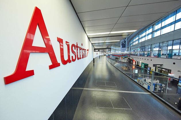 - Schwechat (NÖ) 23.03.2020 - Der größte Flughafen Österreichs steht aufgrund der Corona-Krise und der daraus resultierenden Einstellung von zahlreichen Flugverbindungen kurz vor der Schließung des regulären Betriebs. Die Ankündigungen von Austrian Airlines und Lauda ihre Flüge vorerst komplett zu pausieren führt zu einem massiven Rückgang an Flugbewegungen am Flughafen Wien-Schwechat. PHOTO: Das fast ganz leere Terminal 3 am Flughafen. Schwechat (Lower Austria) - Due to the Corona crisis and the resulting discontinuation of numerous flight connections, Austria s largest airport is about to close regular operations. The announcements by Austrian Airlines and Lauda to completely pause their flights for the time being are leading to a massive decline in flight movements at Vienna International Airport. PHOTO: The almost completely e 