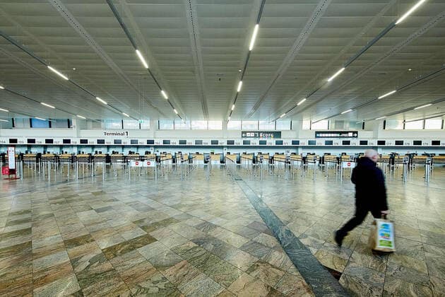 - Schwechat (NÖ) 23.03.2020 - Der größte Flughafen Österreichs steht aufgrund der Corona-Krise und der daraus resultierenden Einstellung von zahlreichen Flugverbindungen kurz vor der Schließung des regulären Betriebs. Die Ankündigungen von Austrian Airlines und Lauda ihre Flüge vorerst komplett zu pausieren führt zu einem massiven Rückgang an Flugbewegungen am Flughafen Wien-Schwechat. PHOTO: Das fast ganz leere Terminal 1 am Flughafen. Schwechat (Lower Austria) - Due to the Corona crisis and the resulting discontinuation of numerous flight connections, Austria s largest airport is about to close regular operations. The announcements by Austrian Airlines and Lauda to completely pause their flights for the time being are leading to a massive decline in flight movements at Vienna International Airport. PHOTO: The almost completely e 