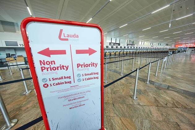 - Schwechat (NÖ) 23.03.2020 - Der größte Flughafen Österreichs steht aufgrund der Corona-Krise und der daraus resultierenden Einstellung von zahlreichen Flugverbindungen kurz vor der Schließung des regulären Betriebs. Die Ankündigungen von Austrian Airlines und Lauda ihre Flüge vorerst komplett zu pausieren führt zu einem massiven Rückgang an Flugbewegungen am Flughafen Wien-Schwechat. PHOTO: Das fast ganz leere Terminal 1 am Flughafen. Schwechat (Lower Austria) - Due to the Corona crisis and the resulting discontinuation of numerous flight connections, Austria s largest airport is about to close regular operations. The announcements by Austrian Airlines and Lauda to completely pause their flights for the time being are leading to a massive decline in flight movements at Vienna International Airport. PHOTO: The almost completely e 