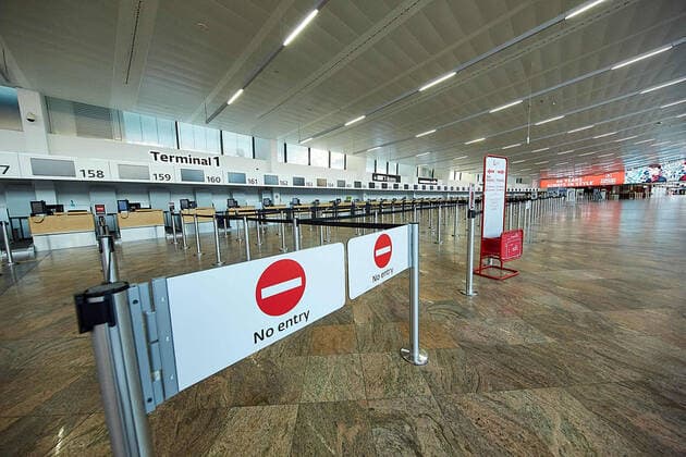 - Schwechat (NÖ) 23.03.2020 - Der größte Flughafen Österreichs steht aufgrund der Corona-Krise und der daraus resultierenden Einstellung von zahlreichen Flugverbindungen kurz vor der Schließung des regulären Betriebs. Die Ankündigungen von Austrian Airlines und Lauda ihre Flüge vorerst komplett zu pausieren führt zu einem massiven Rückgang an Flugbewegungen am Flughafen Wien-Schwechat. PHOTO: Das fast ganz leere Terminal 1 am Flughafen. Schwechat (Lower Austria) - Due to the Corona crisis and the resulting discontinuation of numerous flight connections, Austria s largest airport is about to close regular operations. The announcements by Austrian Airlines and Lauda to completely pause their flights for the time being are leading to a massive decline in flight movements at Vienna International Airport. PHOTO: The almost completely e 
