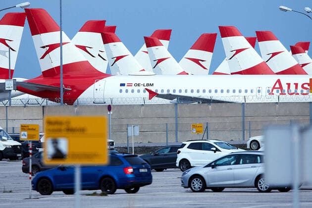 - Schwechat (NÖ) 23.03.2020 - Der größte Flughafen Österreichs steht aufgrund der Corona-Krise und der daraus resultierenden Einstellung von zahlreichen Flugverbindungen kurz vor der Schließung des regulären Betriebs. Die Ankündigungen von Austrian Airlines und Lauda ihre Flüge vorerst komplett zu pausieren führt zu einem massiven Rückgang an Flugbewegungen am Flughafen Wien-Schwechat. PHOTO: Die Flugzeuge der Austrian Airlines (Lufthansa Group) stehen gesammelt auf ihren Parkpositionen. Schwechat (Lower Austria) - Due to the Corona crisis and the resulting discontinuation of numerous flight connections, Austria s largest airport is about to close regular operations. The announcements by Austrian Airlines and Lauda to completely pause their flights for the time being are leading to a massive decline in flight movements at Vienna In 