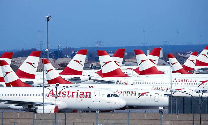 - Schwechat (NÖ) 23.03.2020 - Der größte Flughafen Österreichs steht aufgrund der Corona-Krise und der daraus resultierenden Einstellung von zahlreichen Flugverbindungen kurz vor der Schließung des regulären Betriebs. Die Ankündigungen von Austrian Airlines und Lauda ihre Flüge vorerst komplett zu pausieren führt zu einem massiven Rückgang an Flugbewegungen am Flughafen Wien-Schwechat. PHOTO: Die Flugzeuge der Austrian Airlines (Lufthansa Group) stehen gesammelt auf ihren Parkpositionen. Schwechat (Lower Austria) - Due to the Corona crisis and the resulting discontinuation of numerous flight connections, Austria s largest airport is about to close regular operations. The announcements by Austrian Airlines and Lauda to completely pause their flights for the time being are leading to a massive decline in flight movements at Vienna In 