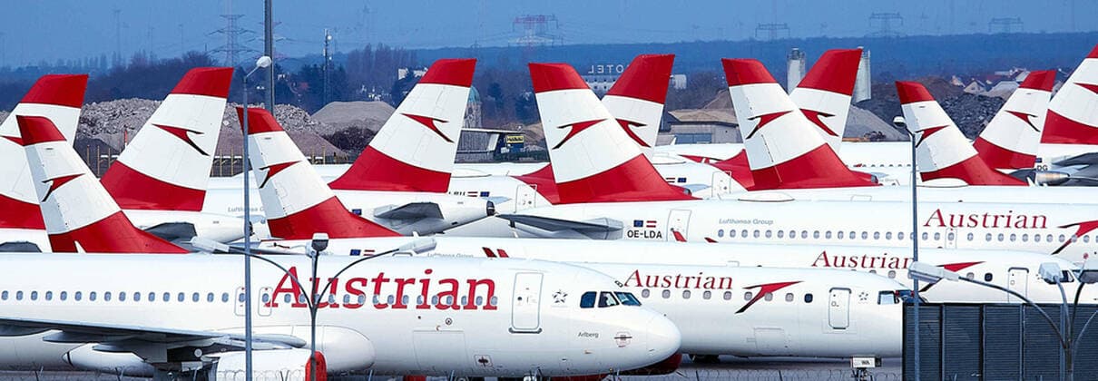 - Schwechat (NÖ) 23.03.2020 - Der größte Flughafen Österreichs steht aufgrund der Corona-Krise und der daraus resultierenden Einstellung von zahlreichen Flugverbindungen kurz vor der Schließung des regulären Betriebs. Die Ankündigungen von Austrian Airlines und Lauda ihre Flüge vorerst komplett zu pausieren führt zu einem massiven Rückgang an Flugbewegungen am Flughafen Wien-Schwechat. PHOTO: Die Flugzeuge der Austrian Airlines (Lufthansa Group) stehen gesammelt auf ihren Parkpositionen. Schwechat (Lower Austria) - Due to the Corona crisis and the resulting discontinuation of numerous flight connections, Austria s largest airport is about to close regular operations. The announcements by Austrian Airlines and Lauda to completely pause their flights for the time being are leading to a massive decline in flight movements at Vienna In 