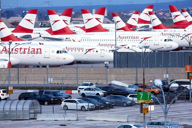 - Schwechat (NÖ) 23.03.2020 - Der größte Flughafen Österreichs steht aufgrund der Corona-Krise und der daraus resultierenden Einstellung von zahlreichen Flugverbindungen kurz vor der Schließung des regulären Betriebs. Die Ankündigungen von Austrian Airlines und Lauda ihre Flüge vorerst komplett zu pausieren führt zu einem massiven Rückgang an Flugbewegungen am Flughafen Wien-Schwechat. PHOTO: Die Flugzeuge der Austrian Airlines (Lufthansa Group) stehen gesammelt auf ihren Parkpositionen. Schwechat (Lower Austria) - Due to the Corona crisis and the resulting discontinuation of numerous flight connections, Austria s largest airport is about to close regular operations. The announcements by Austrian Airlines and Lauda to completely pause their flights for the time being are leading to a massive decline in flight movements at Vienna In 