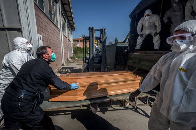 Ponte San Pietro (Bergamo). Military and medical personnel of the Army together with the Carabinieri transport the coffins with the use of six trucks from a depot in Ponte San Pietro due to emergency COVID19 Coronavirus (Carlo Cozzoli Fotogramma, San Pietro bridge - 2020-03-24) p.s. la foto e utilizzabile nel rispetto del contesto in cui e stata scattata, e senza intento diffamatorio del decoro delle persone rappresentate  Copyright: xCarloxCozzolix xFOTOGRAMMAx