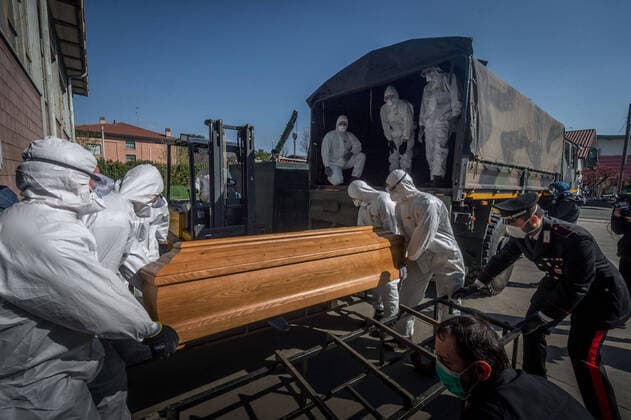 Ponte San Pietro (Bergamo). Military and medical personnel of the Army together with the Carabinieri transport the coffins with the use of six trucks from a depot in Ponte San Pietro due to emergency COVID19 Coronavirus (Carlo Cozzoli Fotogramma, San Pietro bridge - 2020-03-24) p.s. la foto e utilizzabile nel rispetto del contesto in cui e stata scattata, e senza intento diffamatorio del decoro delle persone rappresentate  Copyright: xCarloxCozzolix xFOTOGRAMMAx
