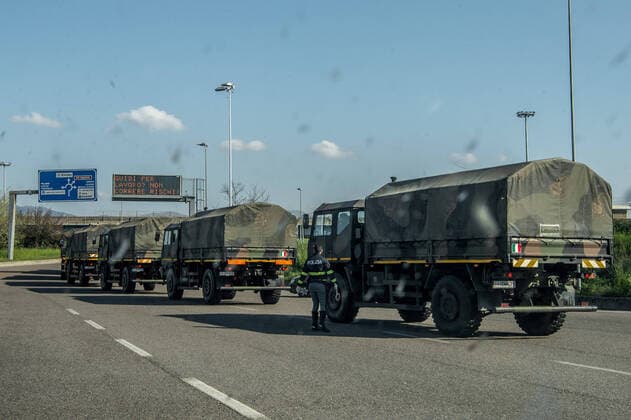 Ponte San Pietro (Bergamo). Military and medical personnel of the Army together with the Carabinieri transport the coffins with the use of six trucks from a depot in Ponte San Pietro due to emergency COVID19 Coronavirus (Carlo Cozzoli Fotogramma, San Pietro bridge - 2020-03-24) p.s. la foto e utilizzabile nel rispetto del contesto in cui e stata scattata, e senza intento diffamatorio del decoro delle persone rappresentate  Copyright: xCarloxCozzolix xFOTOGRAMMAx