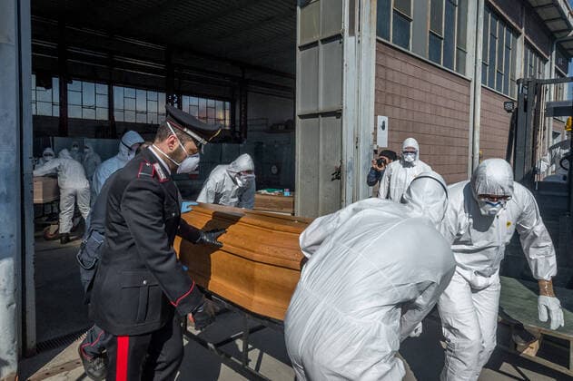 Ponte San Pietro (Bergamo). Military and medical personnel of the Army together with the Carabinieri transport the coffins with the use of six trucks from a depot in Ponte San Pietro due to emergency COVID19 Coronavirus (Carlo Cozzoli Fotogramma, San Pietro bridge - 2020-03-24) p.s. la foto e utilizzabile nel rispetto del contesto in cui e stata scattata, e senza intento diffamatorio del decoro delle persone rappresentate  Copyright: xCarloxCozzolix xFOTOGRAMMAx
