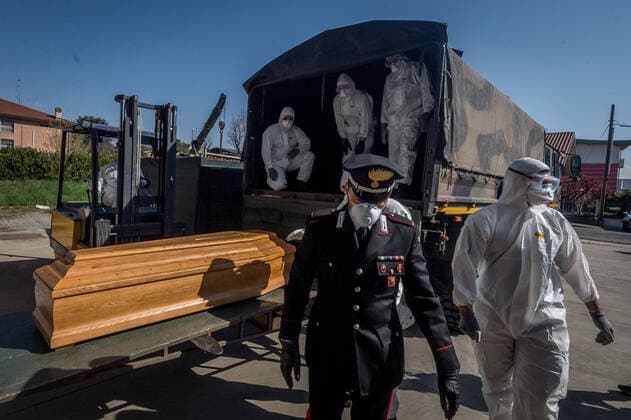 Ponte San Pietro (Bergamo). Military and medical personnel of the Army together with the Carabinieri transport the coffins with the use of six trucks from a depot in Ponte San Pietro due to emergency COVID19 Coronavirus (Carlo Cozzoli Fotogramma, San Pietro bridge - 2020-03-24) p.s. la foto e utilizzabile nel rispetto del contesto in cui e stata scattata, e senza intento diffamatorio del decoro delle persone rappresentate  Copyright: xCarloxCozzolix xFOTOGRAMMAx