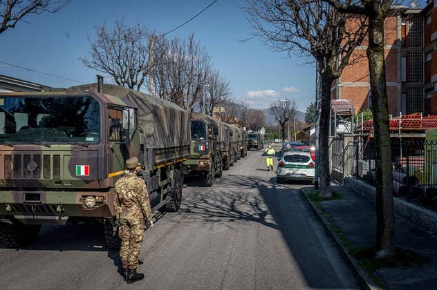 Ponte San Pietro (Bergamo). Military and medical personnel of the Army together with the Carabinieri transport the coffins with the use of six trucks from a depot in Ponte San Pietro due to emergency COVID19 Coronavirus (Carlo Cozzoli Fotogramma, San Pietro bridge - 2020-03-24) p.s. la foto e utilizzabile nel rispetto del contesto in cui e stata scattata, e senza intento diffamatorio del decoro delle persone rappresentate  Copyright: xCarloxCozzolix xFOTOGRAMMAx