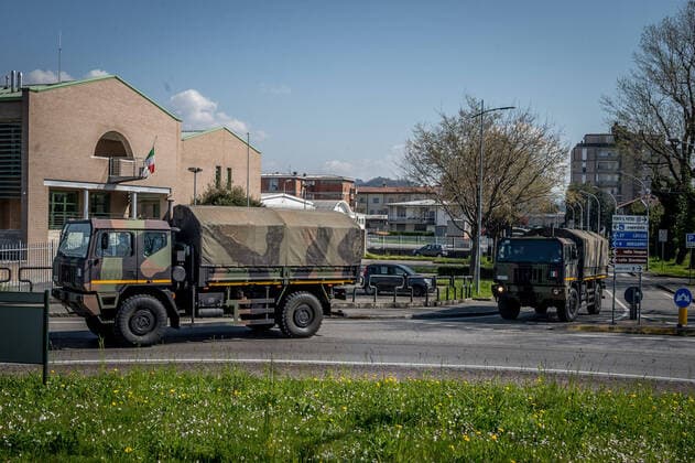 Ponte San Pietro (Bergamo). Military and medical personnel of the Army together with the Carabinieri transport the coffins with the use of six trucks from a depot in Ponte San Pietro due to emergency COVID19 Coronavirus (Carlo Cozzoli Fotogramma, San Pietro bridge - 2020-03-24) p.s. la foto e utilizzabile nel rispetto del contesto in cui e stata scattata, e senza intento diffamatorio del decoro delle persone rappresentate  Copyright: xCarloxCozzolix xFOTOGRAMMAx