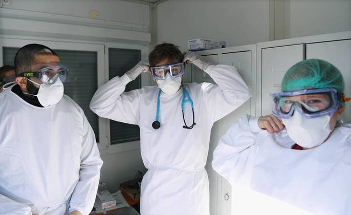 Tuebingen 24 03 2020 Corona Container Ambulanz Tuebingen, Covid 19 Care at the Tuebingen fairground Dr Julia Martin re and medical students putting on protective clothing for the outpatient care of patients ULMER