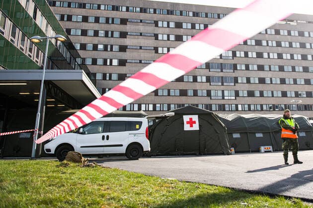 200324 Military personnel outside a field hospital being built at the Eastern Hospital on March 24, 2020 in Gothenburg,  Copyright: MATHIASxBERGELD 47092224st