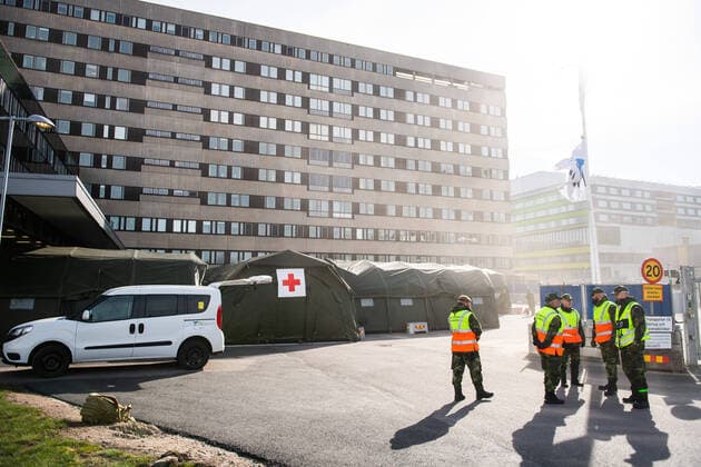 200324 Military personnel outside a field hospital being built at the Eastern Hospital on March 24, 2020 in Gothenburg,  Copyright: MATHIASxBERGELD 47092227st