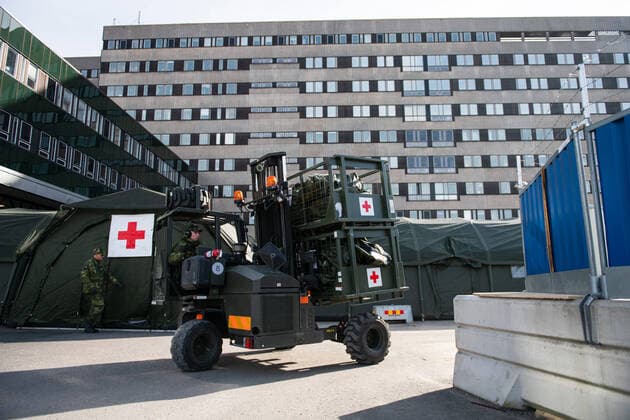 200324 A forklift outside a field hospital being built at the Eastern Hospital on March 24, 2020 in Gothenburg,  Copyright: MATHIASxBERGELD 47092229st