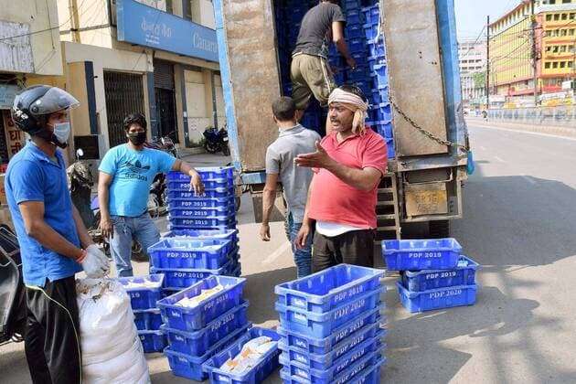 PATNA, INDIA - MARCH 23: Workers of Patna Dairy Project are selling milk at Buddha Marg during a lockdown over the coronavirus , on March 23, 2020 in Patna, India. (Photo Santosh Kumar Hindustan Times) First day Of Lockdown In Patna