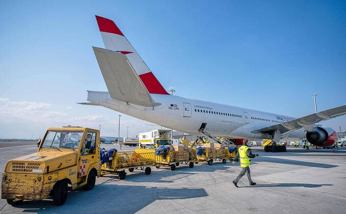 photonews.at APA Georg Hochmuth - Schwechat (Niederösterreich) 23.03.2020 - Zwei Flugzeuge der Austrian Airlines (Lufthansa Group) sind gestern am Flughafen Wien-Schwechat aus China kommend gelandet. Die beiden Boeing 777 hatten 130 Tonnen medizinische Schutzausrüstung an Bord. Das Material wird dringend im Kampf gegen das Coronavirus benötigt und wird in Begleitung von Polizei und Militärpolizei nach Tirol und in weiterer Folge teilweise zur Grenze nach Südtirol gebracht werden, wo es den italienischen Behörden übergeben wird. PHOTO: Ausladen der Schutzausrüstung am Rollfeld. Schwechat (Lower Austria) - Two Austrian Airlines (Lufthansa Group) aircraft landed at Vienna-Schwechat Airport coming from China today. The two Boeing 777s had 130 tons of medical protective equipment on board. The material is urgently needed in the 