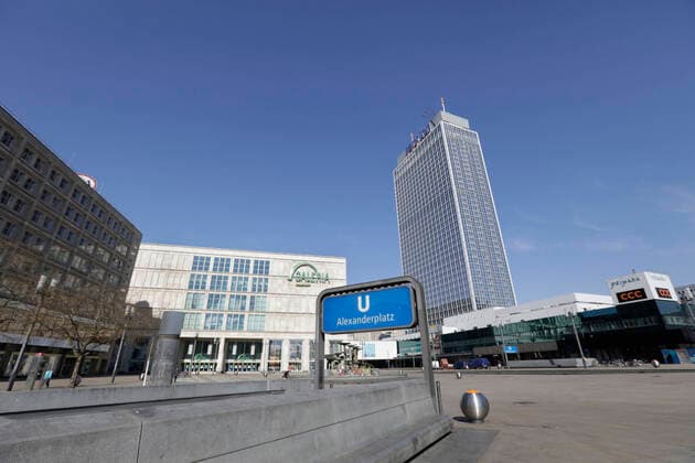 Der menschenleere Alexanderplatz waehrend des Kontaktverbots in der Corona-Krise, DEU, Berlin, 24.03.2020