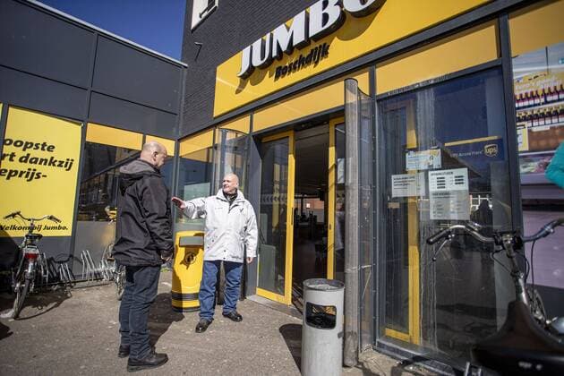 EIDHOVEN, 24-03-2020, Jumbo Boschdijk. Jumbo policy to prevent spread of coronavirus. Door guard keeps the maximum allowed number of visitors on track. Jumbo entrance policy  x7589847x Copyright: