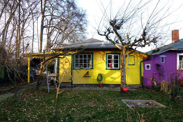 Bunte Lauben in der Kolonie Rehberge - GER, Germany, Deutschland, Berlin, 17.03.2020 - Berlin-Mitte (Ortsteil Wedding): Die Laubenkolonie Rehberge liegt am Rand des Volksparks Rehberge im nördlichen Berliner Ortsteil Wedding. Hier befinden sich zahlreiche Kleingärten mit Laubenbebauung. Eine rote Schaukel ist an einem Baum befestigt. *** Colourful arbours in the Rehberge Colony GER, Germany, Germany, Berlin, 17 03 2020 Berlin Mitte District Wedding The Rehberge Arbour Colony is located on the edge of the Rehberge National Park in the northern district of Wedding, Berlin.