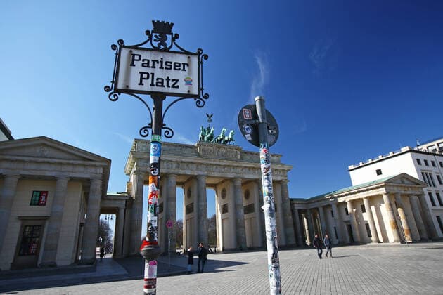 Pariser Platz and Brandenburger Tor in Berlin on 24 March 2020 To slow down the spread of the coronavirus COVID 19, the federal and state governments decided to impose further restrictions After museums, theatres, sports events etc. were banned from yesterday, meetings with more tha