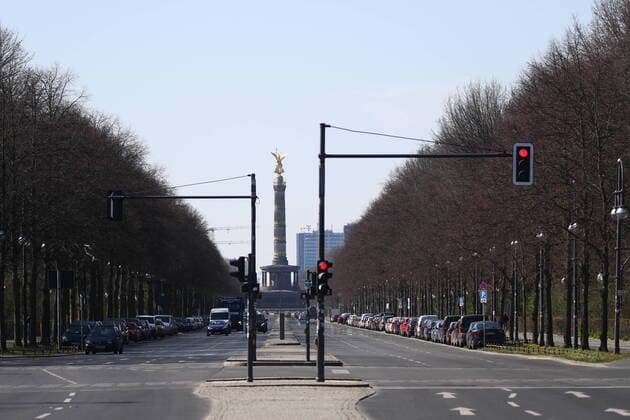 Victory column with empty Strasse des 17 Juni in Berlin on 24 March 2020 To slow down the spread of the coronavirus COVID 19, the federal and state governments decided to impose further restrictions After museums, theatres, sporting events etc. were banned from yesterday, m