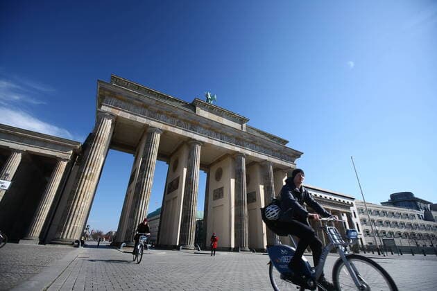 Pariser Platz and Brandenburger Tor in Berlin on 24 March 2020 To slow down the spread of the coronavirus COVID 19, the federal and state governments decided to impose further restrictions After museums, theatres, sports events etc. were banned from yesterday, meetings with more tha